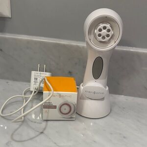 Clarisonic Aria White Cleansing Device with Charger and 2 new bush heads